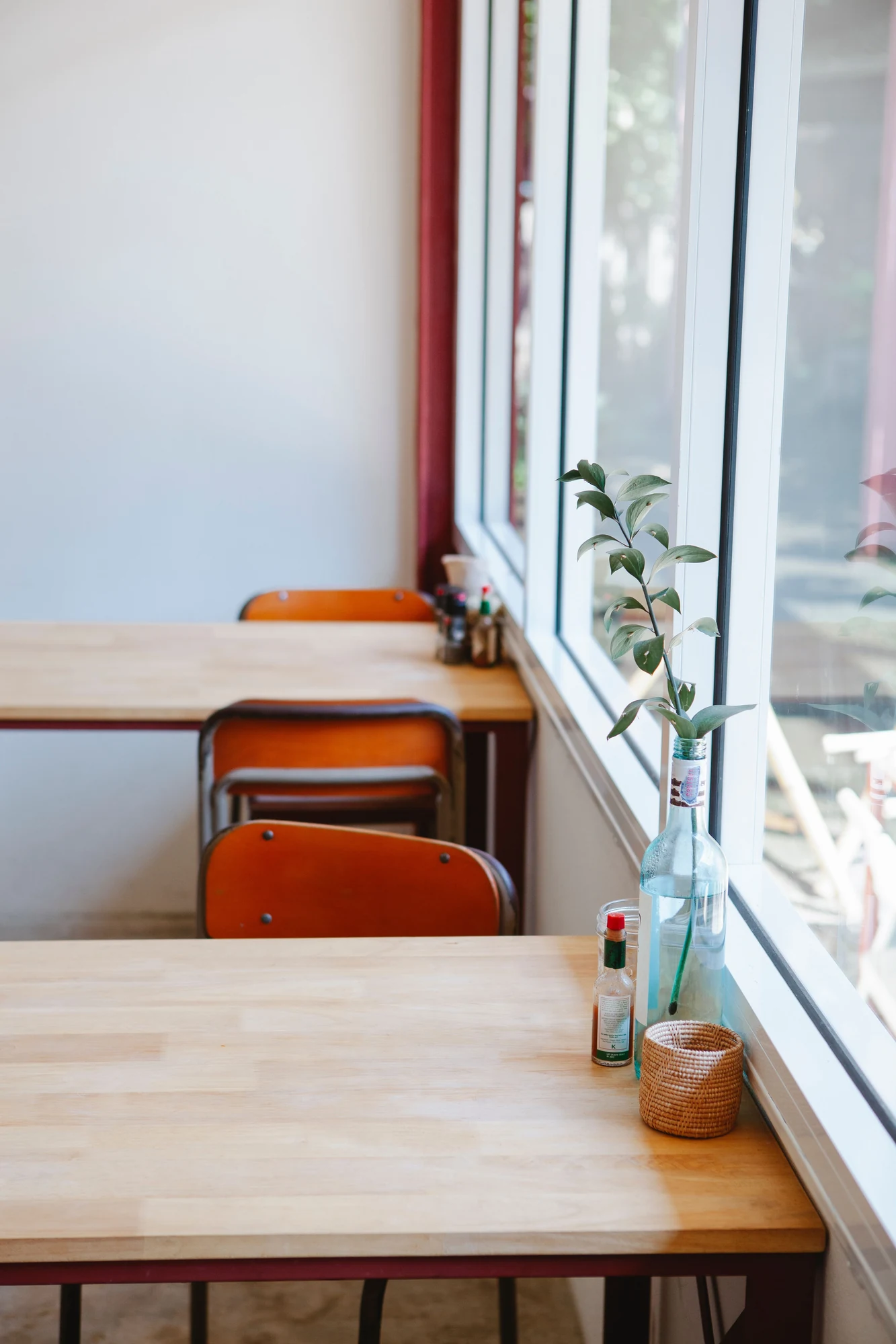 自然光が入る飲食店の木のテーブルと椅子